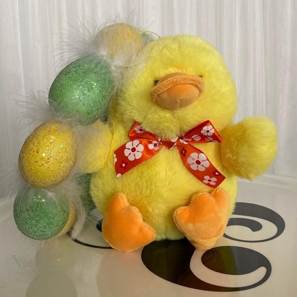 Easter 🐣 decorations 1 wreath, 1 yellow chick 🐥
